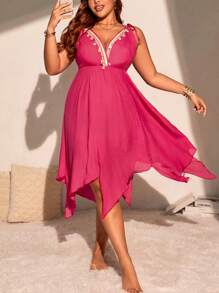 SHEIN Swim Curve Vestido de cobertura sexy para playa y resort de talla grande para verano con un solo tirante, cuello en V, cintura ceñida y decoración de concha en unicolor