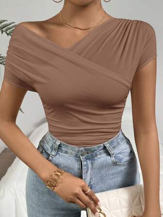 SHEIN Privé Women Solid Color Asymmetric Collar Short Sleeve Fitted T-Shirt