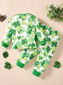 Unisex Baby Boy Girl Cute Four-Leaf Clover Print Outfit, Designed For Active Babies, Featuring Lucky Clover Element For St. Patrick's Day To Exhibit Confidence And Vitality. The Set Includes A Four-Leaf Clover Printed Top And Comfortable Sports Pants, Combining Fashion And Practicality