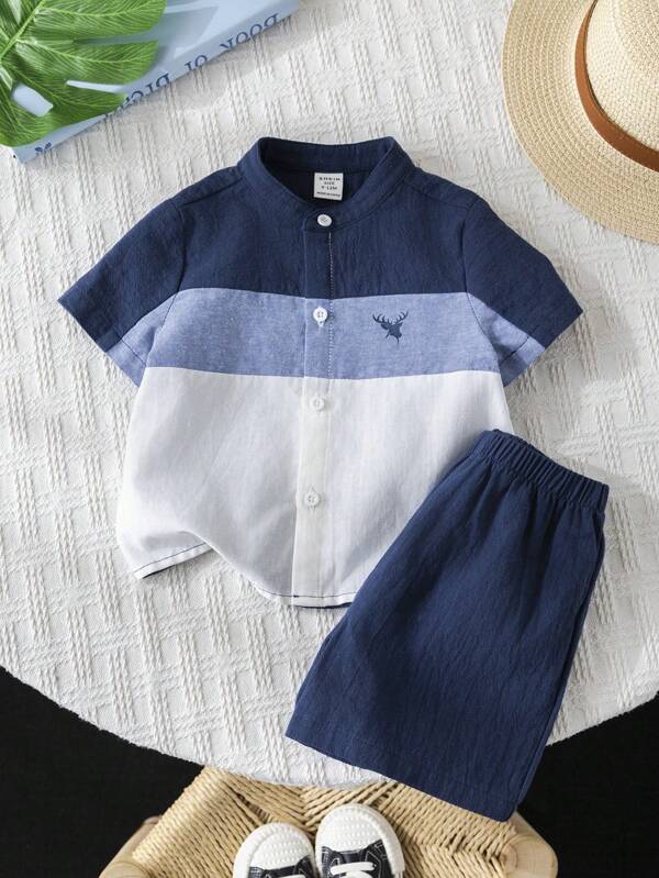 Conjunto de 2 piezas para niño bebé de verano con camisa de manga corta en color azul y blanco con bloque de color, y pantalones cortos de cintura elástica de unicolor, estilo universitario casual adecuado para exteriores, hogar y escuela