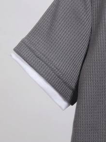 2pcs Young Boy Textured Fabric 2-In-1 Top And Pants Set. Contrast Trim Design Brings Multi-Layered Wearing Feel, With Logo Accent For 3D Effect, Crafted With Refined Workmanship. New Style In Simple And Fashionable Design, Showcases Boy's Personalized, Suitable For Casual Daily And School Wear, Fits 4-7 Years Old Kids In Summer