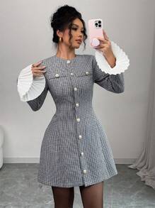 Elenzga Vestido corto negro de línea A, de manga larga con puños con volantes y decoración de botones de color contrastante, elegante y sexy - Blanco y Negro - Ver 4