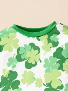 Unisex Baby Boy Girl Cute Four-Leaf Clover Print Outfit, Designed For Active Babies, Featuring Lucky Clover Element For St. Patrick's Day To Exhibit Confidence And Vitality. The Set Includes A Four-Leaf Clover Printed Top And Comfortable Sports Pants, Combining Fashion And Practicality