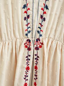 SHEIN Kleider für Tween-Mädchen, neuer Stil Frühjahr-Sommer 2025, Blumenstickerei mit elegantem Rüschenärmel-Design, langes Kleid, frisch und süß, geeignet für tägliche Outdoor-Aktivitäten, Sommerurlaubs-Outfit und gesellschaftliche Veranstaltungen