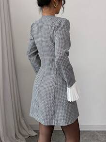 Elenzga Vestido corto negro de línea A, de manga larga con puños con volantes y decoración de botones de color contrastante, elegante y sexy - Blanco y Negro - Ver 2
