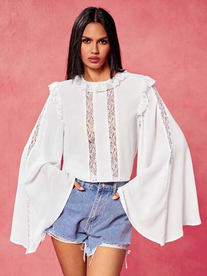 Oxana Blusa blanca bohemia de diseñador con elementos de encaje, mangas acampanadas asimétricas y cuello con volantes, ideal para el Día de San Valentín, salidas y festivales