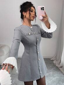 Elenzga Vestido corto negro de línea A, de manga larga con puños con volantes y decoración de botones de color contrastante, elegante y sexy - Blanco y Negro - Ver 3