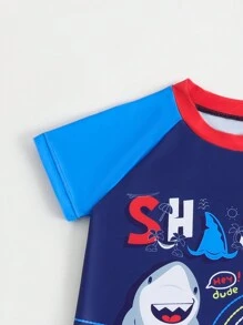 Conjunto de bañador para niño pequeño con parte superior de manga corta de cuello redondo y unicolor, y pantalón corto