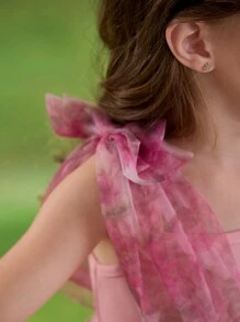 SHEIN Vestido con volantes de tul y estampado floral diminuto para niña pequeña. Conjunto de moda familiar para primavera/verano, vacaciones, ocasiones formales, eventos, fiestas, cumpleaños y días festivos. Apto para uso diario, festivales, reuniones familiares y ocasiones especiales. Diseño lindo, elegante, dulce, vintage y a la moda. Conjunto a juego para madre e hija o hermanas.