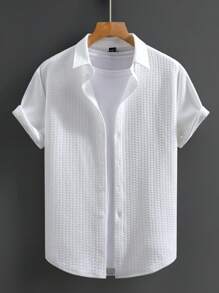 Manfinity Homme 男士休闲日常风格，融入INS元素：几何针织纹理提花短袖白衬衫，正面纽扣设计。这款单品散发着优雅浪漫的气息，无论是夏威夷海滨度假还是日常穿着，都堪称完美。它也是送给男朋友或老公的贴心礼物，彰显精致浪漫的法式风情。男士几何提花单排扣休闲短袖衬衫、男士夏季衬衫、男士时尚夏季纽扣衬衫、男士服装、男士衬衫、男士精美衬衫 - 白色 - 查看 7