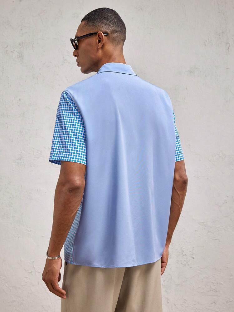 Chemise casual à manches courtes pour hommes, col rabattu, avec imprimé floral en mosaïque de patchwork bleu, style ample et épaule dégagée. Convient pour le port quotidien, les vacances, la Saint-Valentin, les fêtes