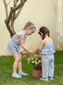 SHEIN LMoss Kids Conjunto de top de tirantes acanalado con volantes y pantalones a rayas, look adorable para bebé niña en verano - Azul y blanco - Ver 1