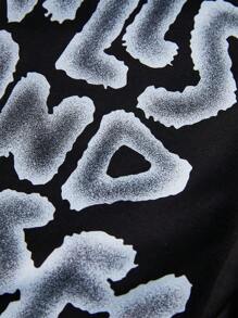 Manfinity EMRG 男士年轻街头服饰，采用INS风深哥特红色圆领T恤，饰有鬼脸图案，搭配黑色短裤。这款服装展现了超大尺寸的图案设计，是送给男朋友或老公的绝佳礼物，也是街头时尚的完美之选。男士短裤套装，男士两件套服装 - 彩色 - 查看 3