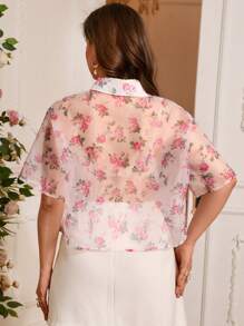 SHEIN VCAY بلوزة قصيرة بأكمام قصيرة مطبوع عليها الأزهار بأسلوب بوهو وأزرار أمامية ملائمة للمناسبات غير الرسمية ، للاستخدام في العطلات الصيفية والخروجات المختلفة ، وأجواء المهرجانات والحفلات المناسبة للمرأة المعلمة خلال فصل الربيع