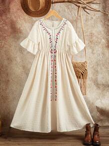 SHEIN Kleider für Tween-Mädchen, neuer Stil Frühjahr-Sommer 2025, Blumenstickerei mit elegantem Rüschenärmel-Design, langes Kleid, frisch und süß, geeignet für tägliche Outdoor-Aktivitäten, Sommerurlaubs-Outfit und gesellschaftliche Veranstaltungen