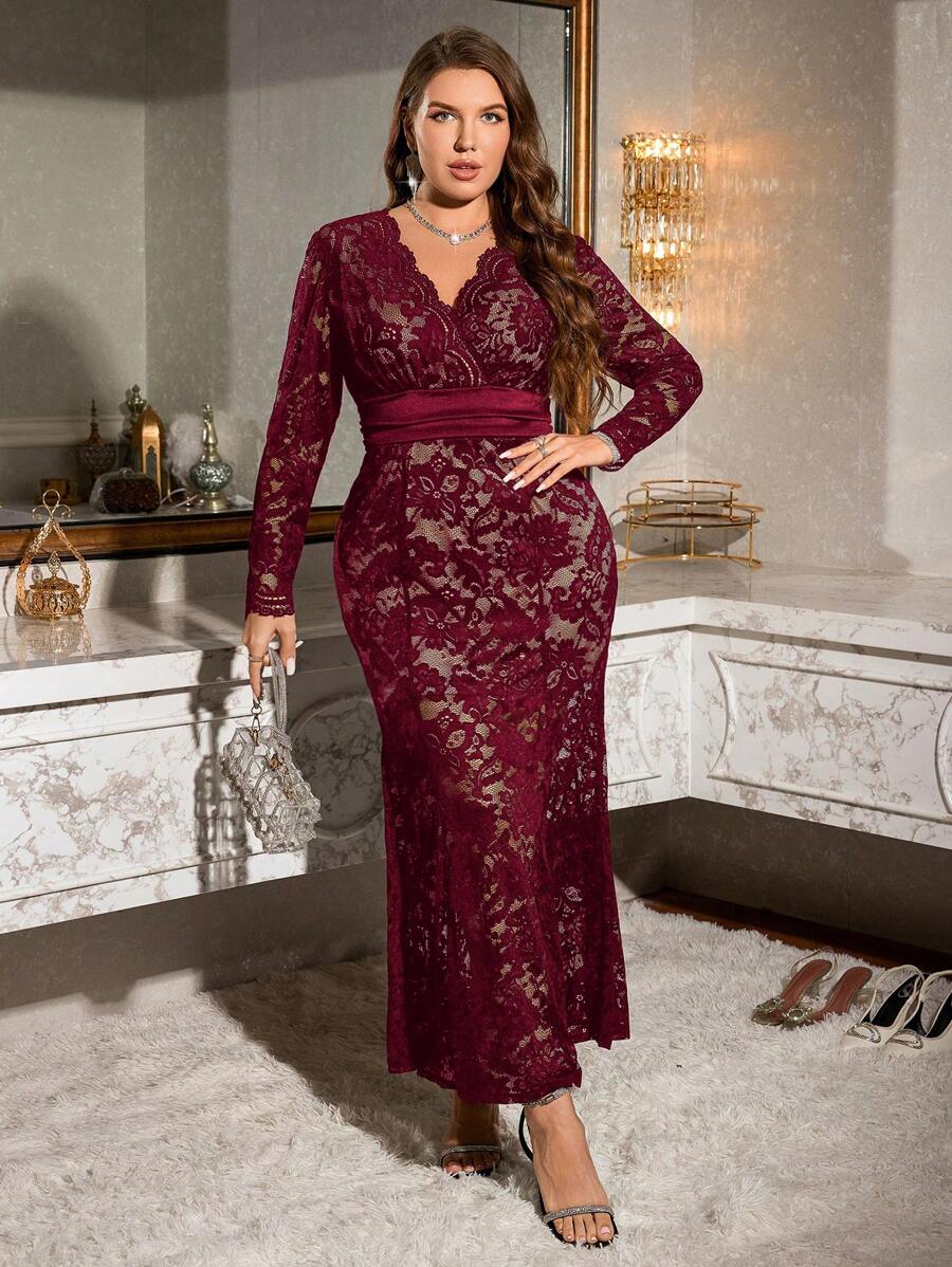 SHEIN Essnce Vestido largo elegante y cómodo con escote en V, manga larga, encaje rojo y cola de pez para mujer de talla grande. Ideal para Año Nuevo, eventos formales, sesiones de fotos, fiestas de Navidad, San Valentín, cumpleaños y citas. - Burdeos - Ver 1