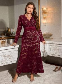 SHEIN Essnce Vestido largo elegante y cómodo con escote en V, manga larga, encaje rojo y cola de pez para mujer de talla grande. Ideal para Año Nuevo, eventos formales, sesiones de fotos, fiestas de Navidad, San Valentín, cumpleaños y citas. - Burdeos - Ver 4