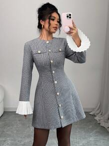 Elenzga Vestido corto negro de línea A, de manga larga con puños con volantes y decoración de botones de color contrastante, elegante y sexy - Blanco y Negro - Ver 6