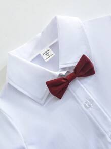 SHEIN 2-delig herenpak voor jonge jongens, lente/zomer wit modieus overhemd met strik schouderband en rode cargo shorts, geschikt voor uitjes, elegante minimalistische stijl, geschikt voor verjaardagsfeestjes, formele evenementen, bruiloften, doopfeesten, begin van het schooljaar, feestdagen, casual thuis en elegante feesten, geschikt voor Ramadan-bruiloft, bruiloftsgast, ringjongen, pageboy