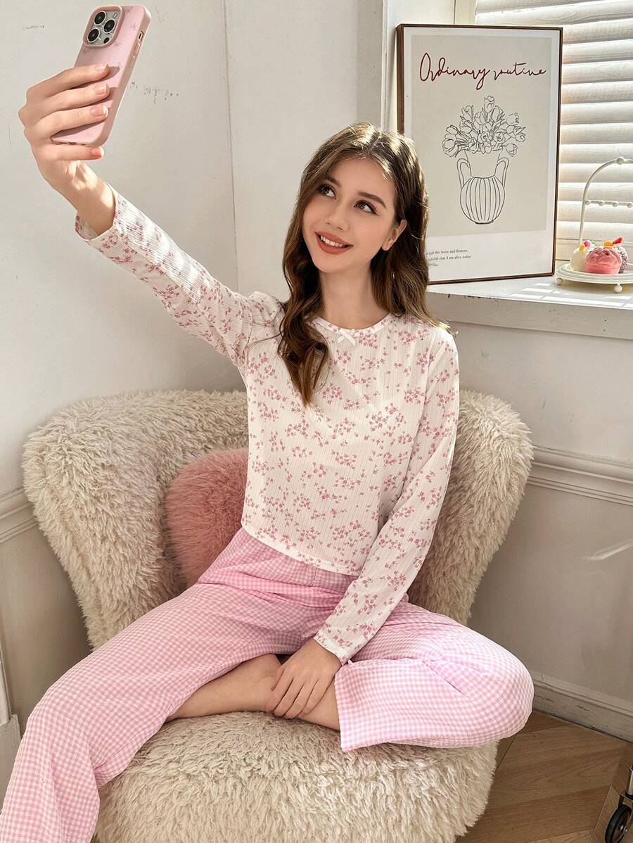 Conjunto de pantalones y top de manga larga con estampado floral petit para adolescentes, de tela texturizada y ajustada, en color rosa a cuadros