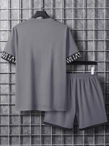 Manfinity Homme Conjunto de camiseta casual de manga corta con cuello redondo y estampado de letras, y pantalones cortos con cordón en la cintura para hombre
