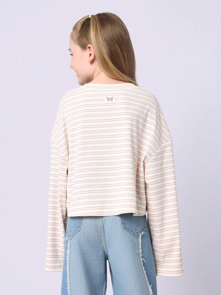 Geripptes T-Shirt mit Schmetterlingsstickerei und ausgestellten Ärmeln