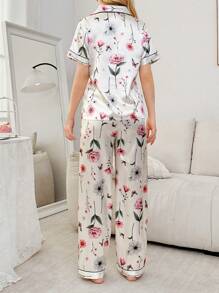 LuxeNights 花卉印花仿丝领短袖上衣和裤子家居服睡衣套装 - 彩色 - 查看 2
