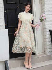 DAZY Vestido medio de mujer con estampado floral y ribete de volantes