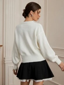 Aveloria Rosie Jersey elegante para mujer con cuello redondo blanco y bordado romántico de corazón rojo en contraste, adecuado para el Día de San Valentín