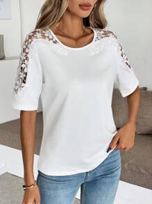 Chiquease 度假休闲修身 H 型圆领短袖蕾丝拼布纯色 T 恤