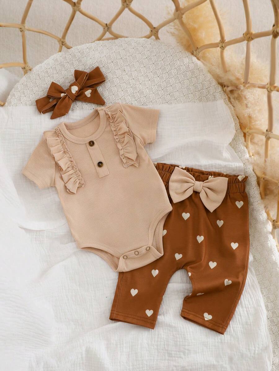 SHEIN Bộ áo liền thân dễ thương và thoải mái cho bé gái sơ sinh, áo liền thân dệt kim họa tiết trái tim kèm quần và băng đô, thích hợp cho mùa hè. - Màu be - Xem 1