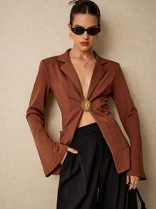 Poéselle Blazer marron chic avec broche de déclaration - parfait pour une élégance sans effort, un style de bureau chic et des tenues de soirée, blazer élégant pour femmes, vêtements de bureau pour femmes - Taupe - Voir 6