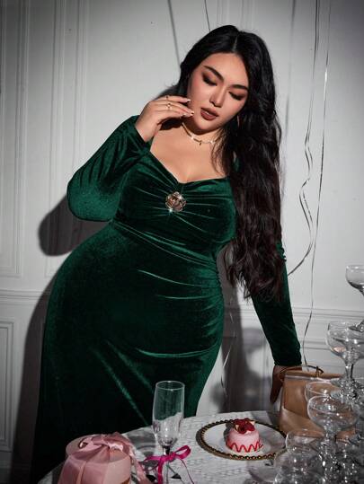 SHEIN Privé 大码女式长款美人鱼天鹅绒褶饰胸围和腰围金属装饰派对优雅连衣裙