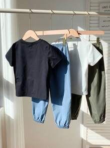 SHEIN Bộ 4 áo thun dệt kim cổ tròn tay ngắn in chữ thường ngày cho bé trai có túi và quần dệt cạp chun rộng rãi, 2 kiểu, thích hợp mặc đi học, làm vườn, đi biển, sinh nhật, xuân/hè/thu/đông - Nhiều màu - Xem 2