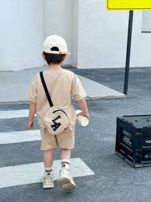 SHEIN 3 件套年轻男孩休闲街头风格字母印花宽松插肩圆领 T 恤、卡其色运动短裤和卡其色斜挎包，适合春、夏、秋三季 - 卡其色 - 查看 2