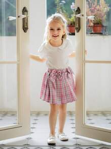 SHEIN Conjunto de blusa de manga corta con cuello Peter Pan y abertura trasera + falda mini con volantes y decoración de lazo para niñas, dulce y lindo