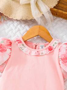 SHEIN Tinuta dulce roz pentru fetita, pentru primavara si toamna, cu un adorabil corp cu volane cu imprimeu floral, top cu maneci bufante, cu decolteu rotund, combinat cu fusta de decor cu fundita in contrast, set elegant si confortabil de 2 buc pentru fetita.