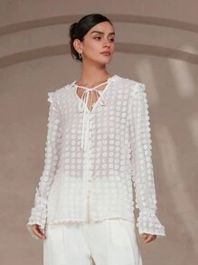 Aveloria Rosie 优雅法式时尚高端纹理面料略带透明系带领扣长袖衬衫，适合情人节和婚礼季节 - 白色 - 查看 3