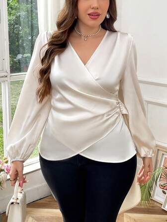 SHEIN Privé Plus Size Elegant enfärgad V-hals asymmetrisk volang pärlpärlformad långärmad blus, mångsidig kontorskläder för kvinnor, vår och höst