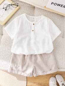 SHEIN 2 件套幼儿汽车图案 T 恤和纯色裤子套装，带装饰口袋的休闲套头衫，春夏