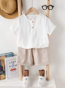 SHEIN 2 件套幼儿汽车图案 T 恤和纯色裤子套装，带装饰口袋的休闲套头衫，春夏