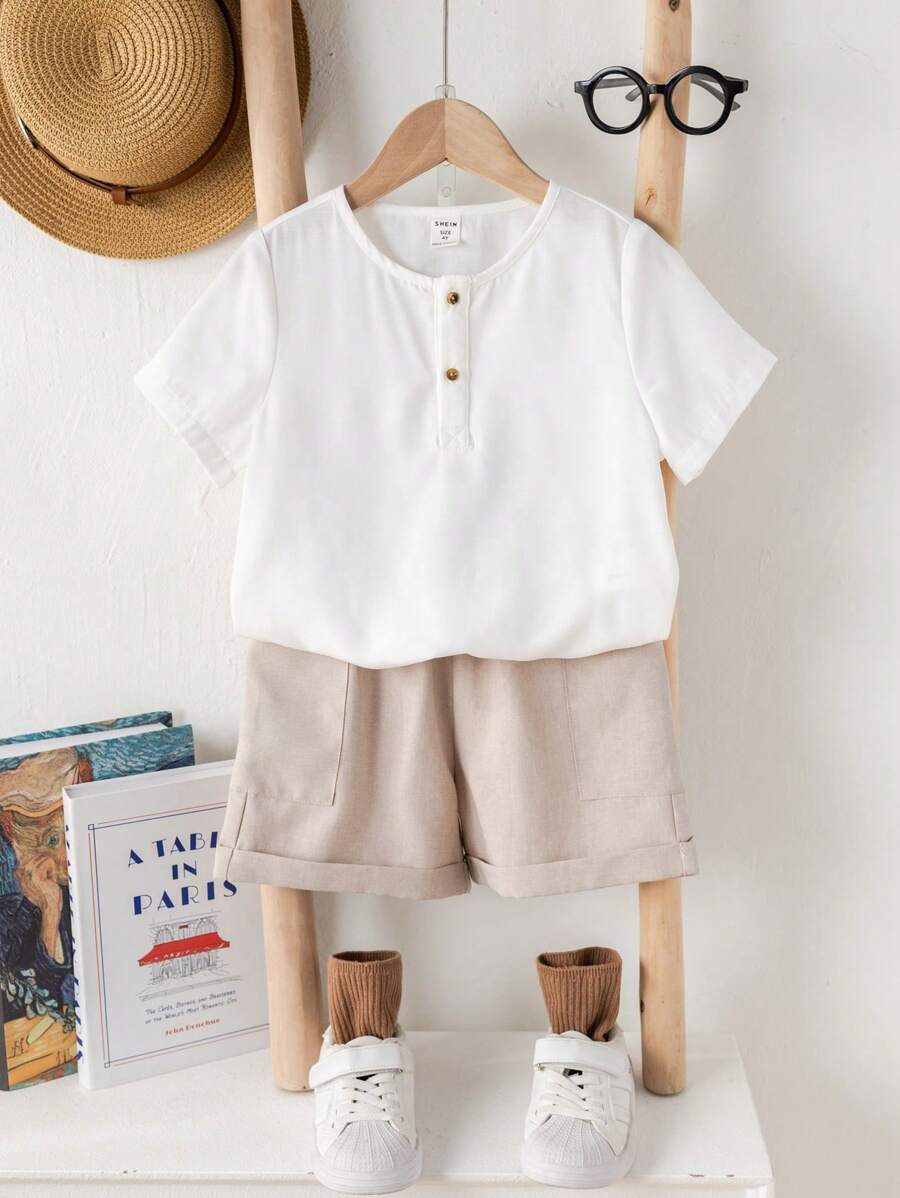 SHEIN 2 件套幼儿汽车图案 T 恤和纯色裤子套装，带装饰口袋的休闲套头衫，春夏