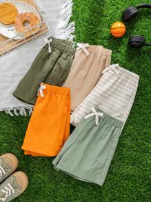 SHEIN Leap Crew Conjunto de 5 piezas de ropa deportiva informal para niños pequeños con estilo artístico y retro, pantalones cortos decorados con faja a rayas, conjunto económico de pantalones cortos de múltiples piezas