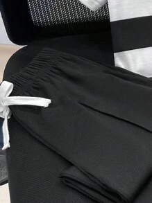 SHEIN 2pcs Boy Young Boy Casual Versatile Striped Pattern Patch Crewneck Short Sleeve T-Shirt And Loose Solid Color Knit Pants Set, Suitable For School, Garden, Beach, Birthday In Spring, Summer, Autumn, Winter - Black - View 5