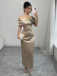 Elenzga Robe longue élégante de luxe, col dégagé, avec application de fleur dorée, plissée, fendue haute