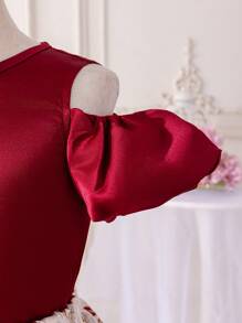 SHEIN Glamorique Kids 年轻女孩 2 件缎面泡泡袖上衣搭配提花裙套装，优雅时尚，适合春夏日常穿着、派对和聚会，展现女孩优雅、活力和可爱的风格 - 酒紅色 - 查看 6