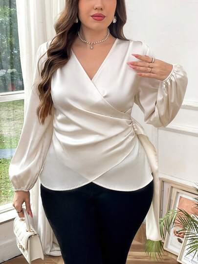 SHEIN Privé Blusa elegante de talla grande con cuello en V, volantes asimétricos, detalles con perlas y mangas largas. Versátil para la oficina, ideal para primavera y otoño