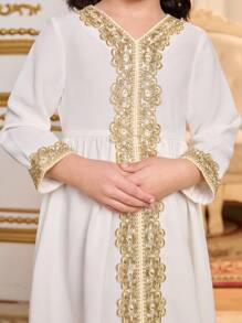 SHEIN Vestido blanco casual tipo maxi para niñas jóvenes con bordados de encaje y detalles de cinta dorada, adecuado para uso diario, celebraciones y ocasiones especiales - Blanco - Ver 4