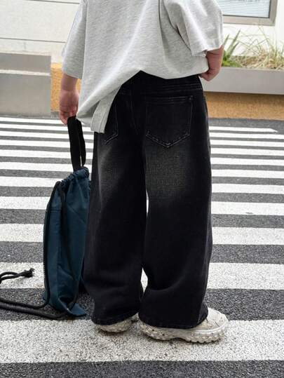 SHEIN 男童时尚做旧水洗猫须宽松黑色牛仔裤，适合儿童日常穿着和街头服饰