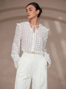 Aveloria Rosie 优雅法式时尚高端纹理面料略带透明系带领扣长袖衬衫，适合情人节和婚礼季节 - 白色 - 查看 4